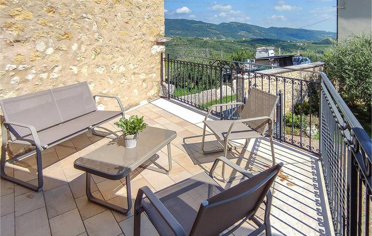 Accogliente appartamento 2BR con parcheggio e AC vicino al centro città! in Marano di Valpolicella, Provincia di Verona