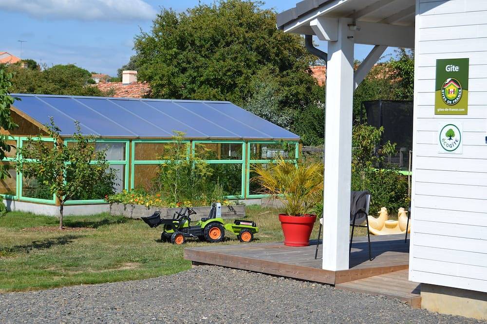 Ecolodge La Vertonne. A romantic getaway, bikes available and a shared garden. in Brem-sur-Mer, Loire Valley