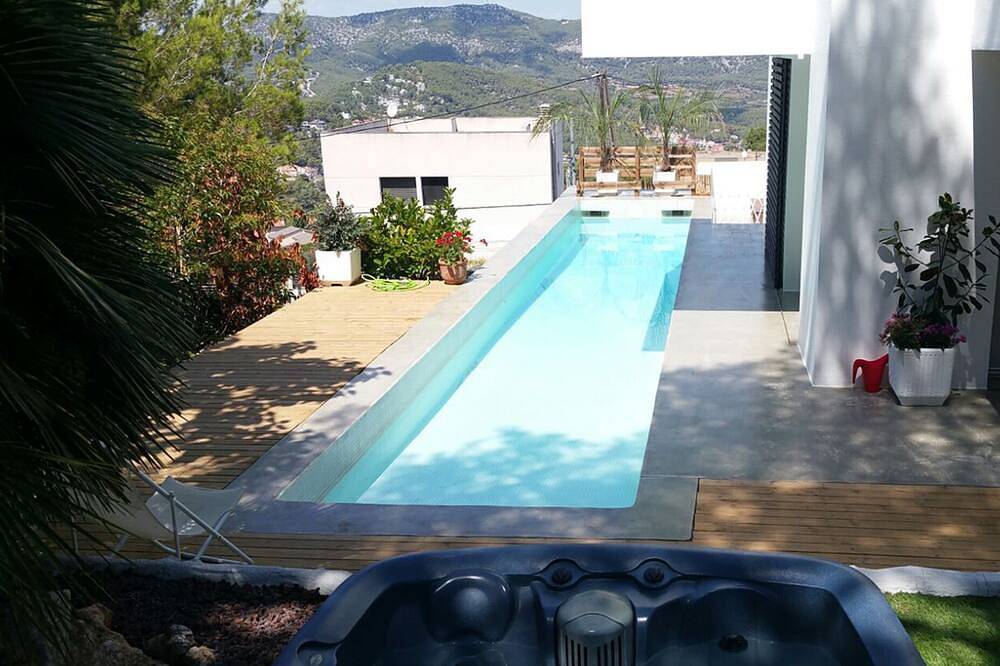 Villa with modern design / views, free Wifi, Priv. Pool, barbecue, air conditioning in 2 Dbl rooms in Canyelles (Barcelona), Garraf