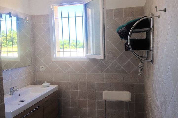 Location de vacances pour 6 personnes, avec jardin et terrasse, animaux acceptés à Saint-Saturnin-lès-Avignon - 3