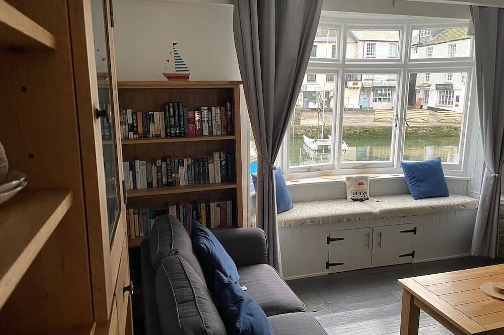 Stunning Views of Polperro Harbour from this Waterfront Cottage. Free Parking. in Polperro, Cornualles