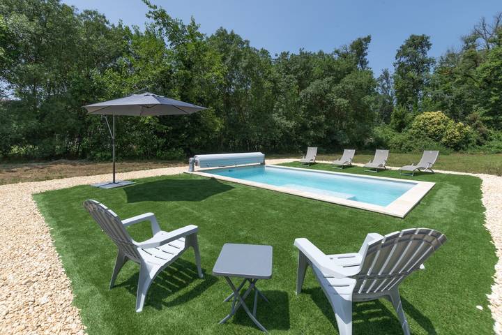 Location de vacances pour 6 personnes, avec Terrasse ainsi que Jardin et Piscine à Berrias-et-Casteljau