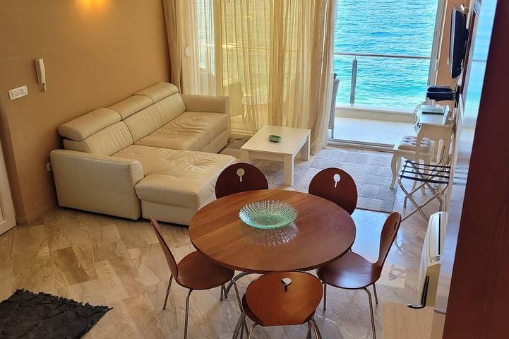 Propriété Waterline avec une vue imprenable et piscine privée! in Bay of Kotor

