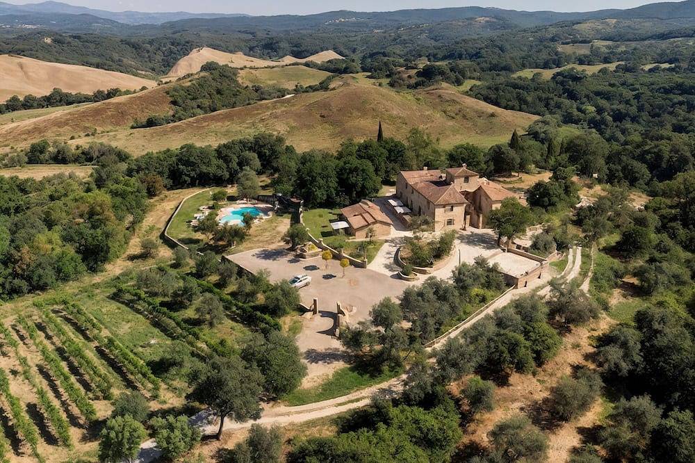 La Pietra Dorata house with pool in the beautiful hills of Siena in Tuscany in Rapolano Terme, Chianti