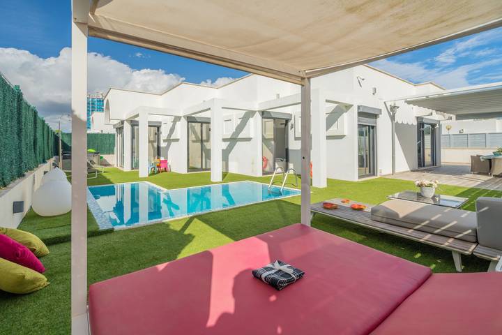 Villa für 4 Personen, mit Balkon und Whirlpool sowie Garten und Pool in Can Picafort