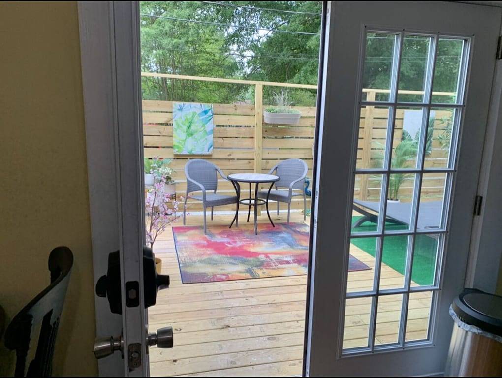 Ganze Wohnung, 2 Person Hot Tub on Private Deck, 2 mi to Dt Hendersonville/Flat Rock, King Bed in Hendersonville, Henderson County (NC)