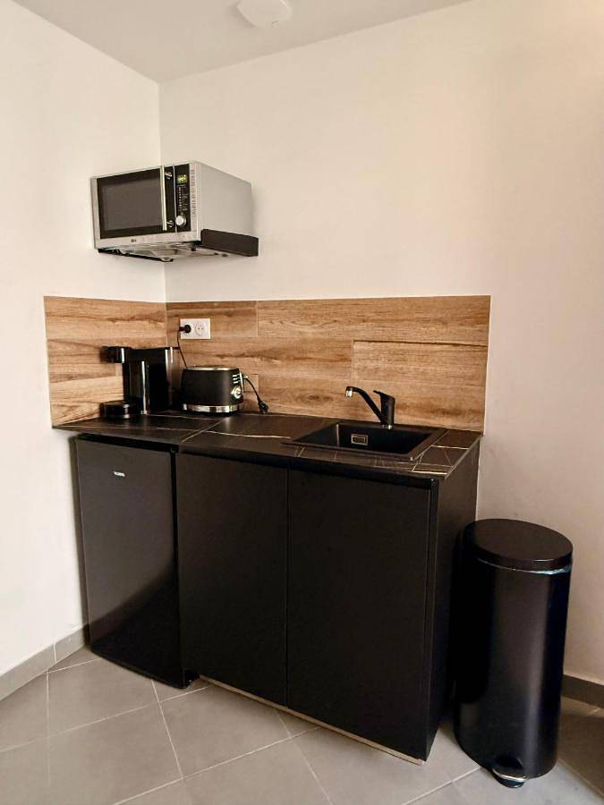 Appartement entier, Air-conditioned studio with terrace 5 min to Metro Line 14 in Orly (Île de France), Val-de-Marne