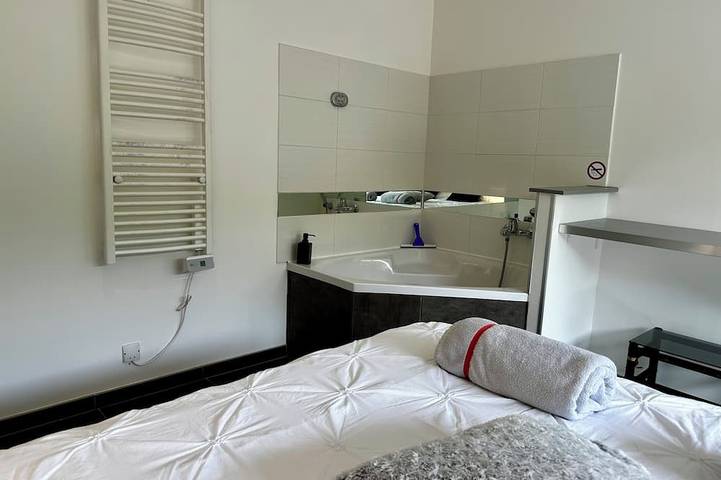 Ecocoon Cottage – Sleeps 4 – 2 Bathrooms – Heated Indoor Pool in Arques, Saint-Omer und Umgebung