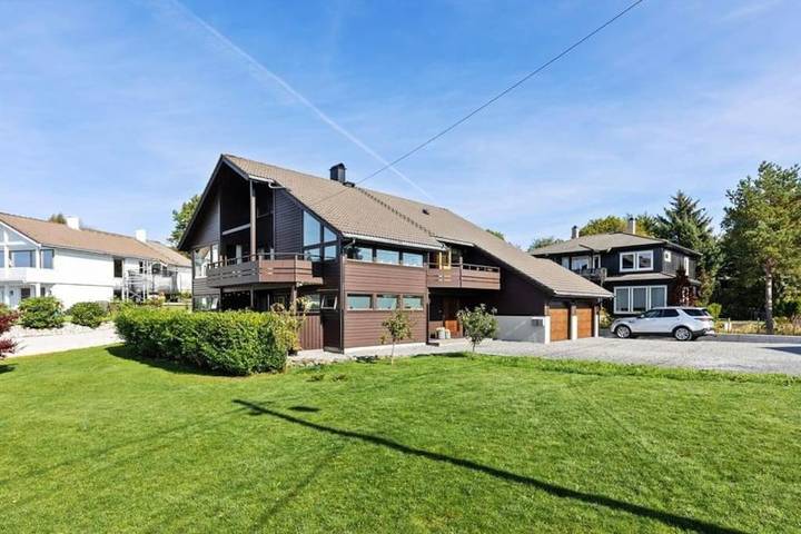 Villa for 8 personer, Balkong og Terrasse i tillegg til Hage og Utsikt i Haugesund 