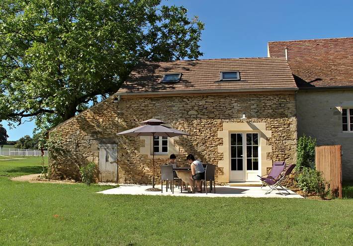 Gîte pour 4 personnes, avec piscine ainsi que terrasse et jardin