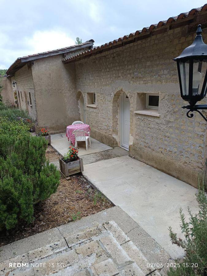 Location de vacances pour 2 personnes, avec vue et jardin ainsi que vue sur le lac et piscine à Belmontet