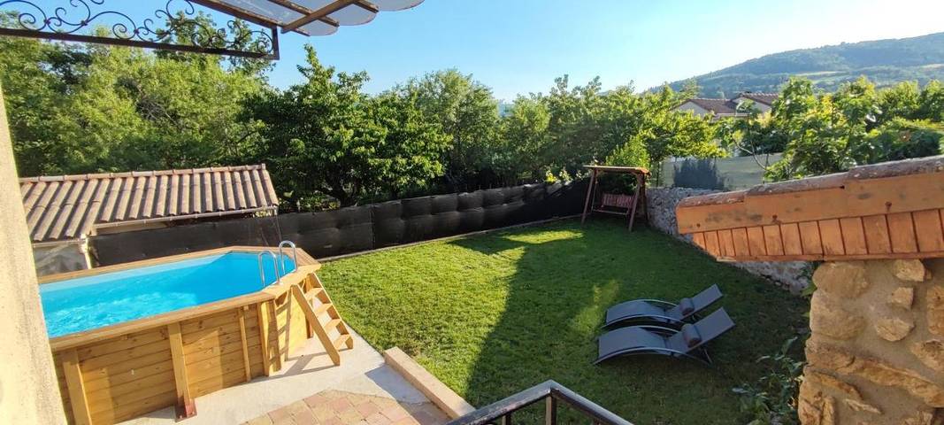 Location de vacances pour 7 personnes, avec jardin et piscine à Colombier-le-Jeune