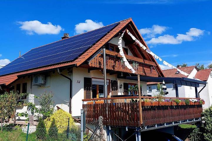 Ferienwohnung für 4 Personen, mit Balkon und Whirlpool sowie Garten