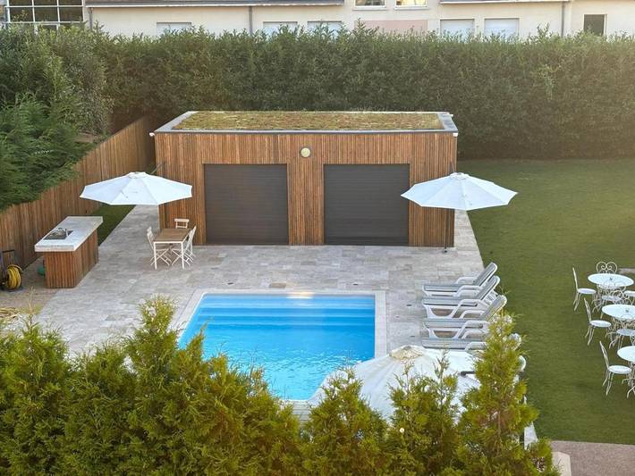Maison d’hôte pour 3 personnes, avec piscine et terrasse ainsi que jardin et vue