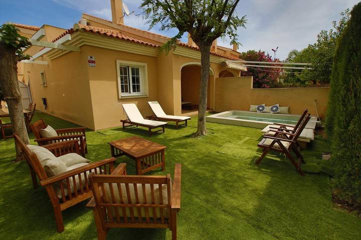 Casa de férias para 8 pessoas, com Jacuzzi e Terraço e ainda Jardim and Piscina em Monte Faro