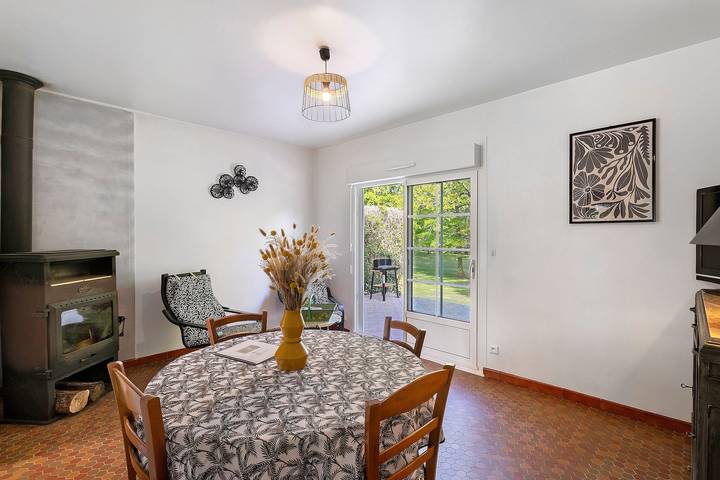 Entire apartment, Holiday Home “Domaine Du Grand Roc- Sitellle” with Lake View, Shared Pool & Wi-Fi in Saint-Saud-Lacoussière, Périgord-Limousin Regional Nature Park