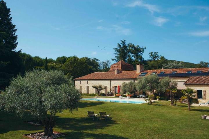 Location de vacances pour 2 personnes, avec Terrasse et Jardin ainsi que Piscine et Vue à Espère