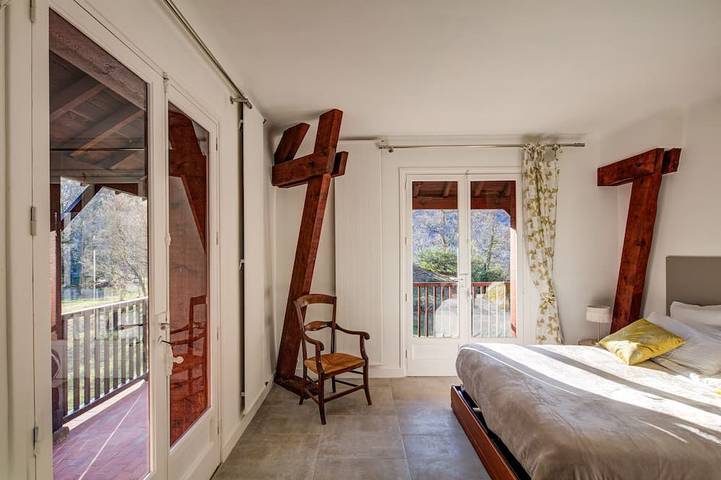 Maison d'architecte sans vis à vis en vallée d'Ossau, parc 7000m2, spa en option in Béost, Béarn