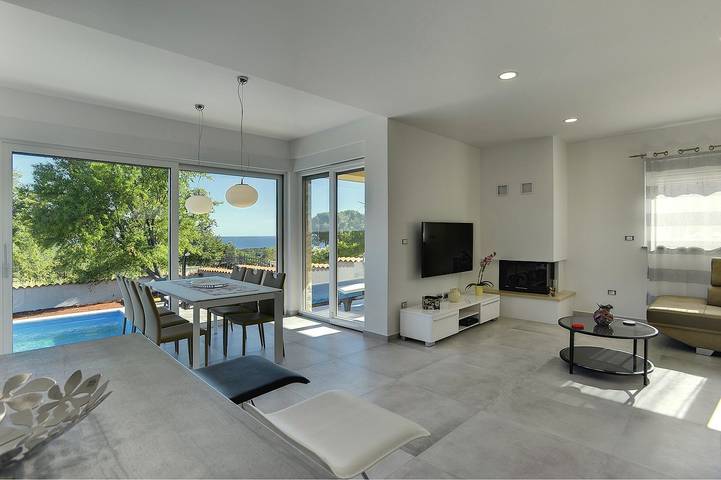 Ferienhaus für 6 Personen, mit Balkon und Terrasse sowie Garten und Pool in Peroj