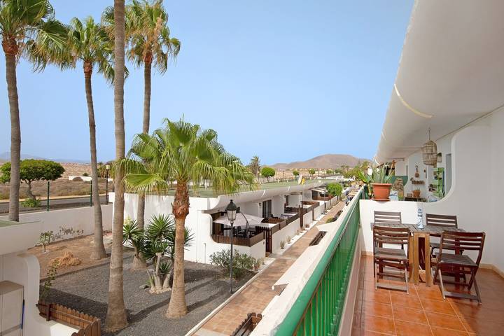 Apartamento entero, Apartamento de vacaciones "Dunas para explorar y relajarse" con piscina compartida, terraza y Wi-Fi in Corralejo, La Oliva