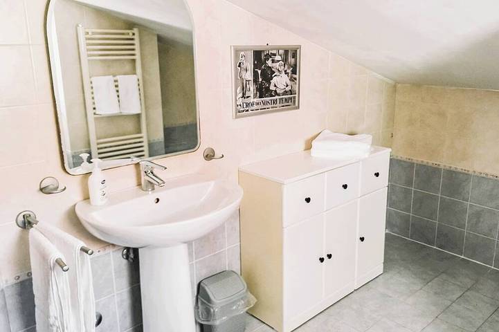 Ganze Wohnung, Penthouse mit großer Terrasse und Meerblick. 10 Minuten Fußweg zum Strand! in Marina di Vasto, Vasto