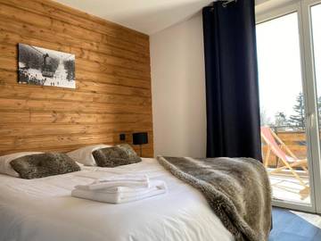 Gîte pour 6 personnes, avec terrasse et vue à Sarcenas