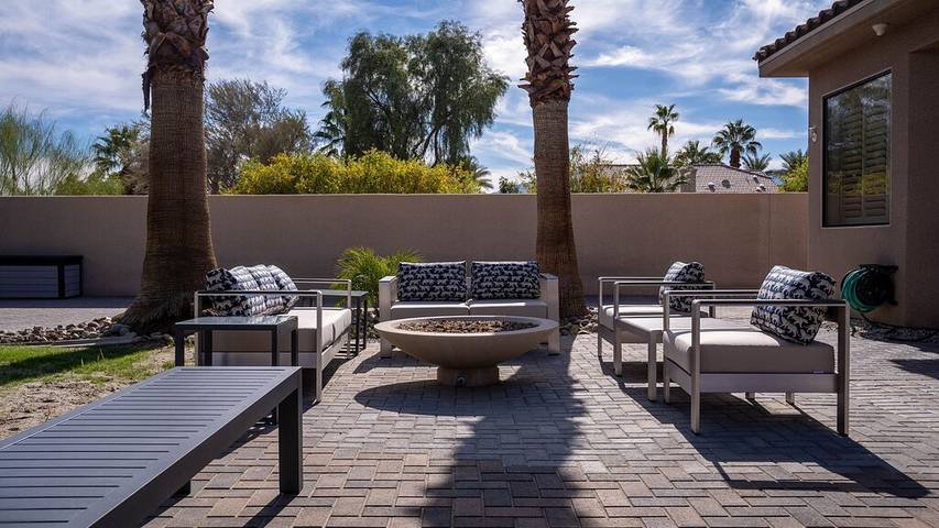 Vacation rental for 16 people, with hot tub and pool as well as yard in Bermuda Dunes