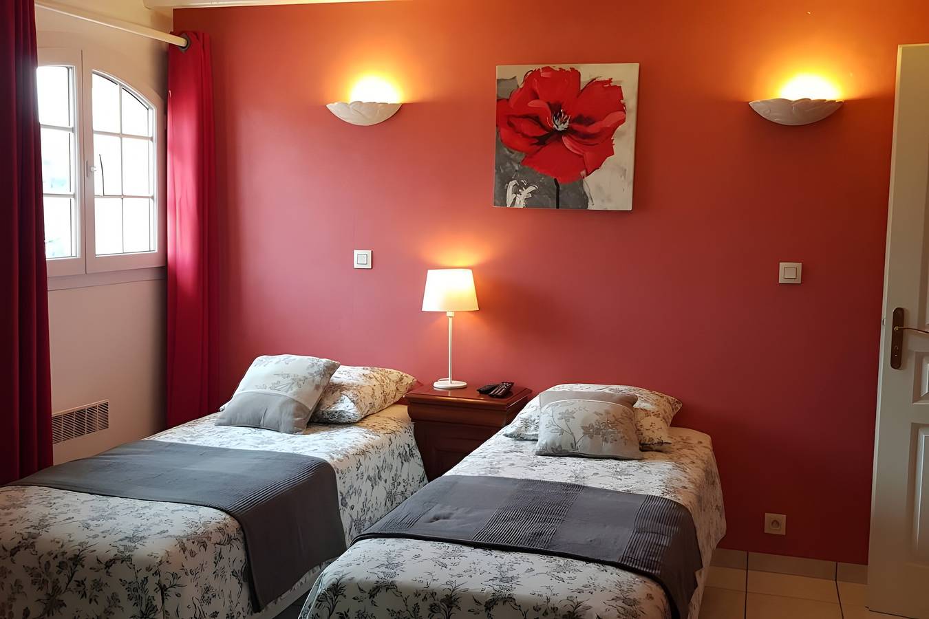 Bed and Breakfast 'Chambre D'hôtes Coquelicot' with Shared Pool, Shared Terrace and Wi-Fi in Bégadan, Médoc Regional Natural Park