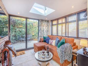 Log Cabin for 2 People in Melton, Leicestershire, Photo 2