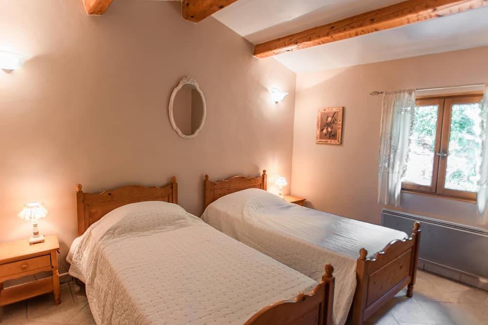 Gîte provençal avec piscine partagée in Barjols, Région de Brignoles