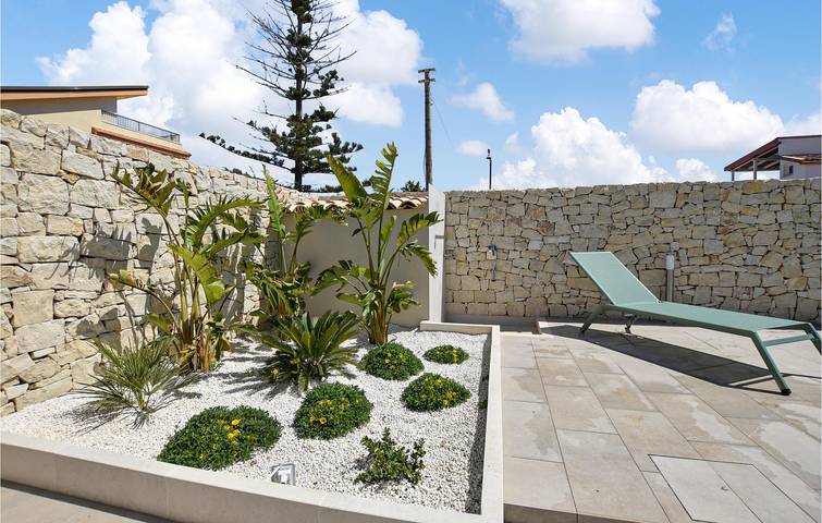 Location de vacances pour 5 personnes, avec terrasse ainsi que jardin et piscine à Marzamemi - 2