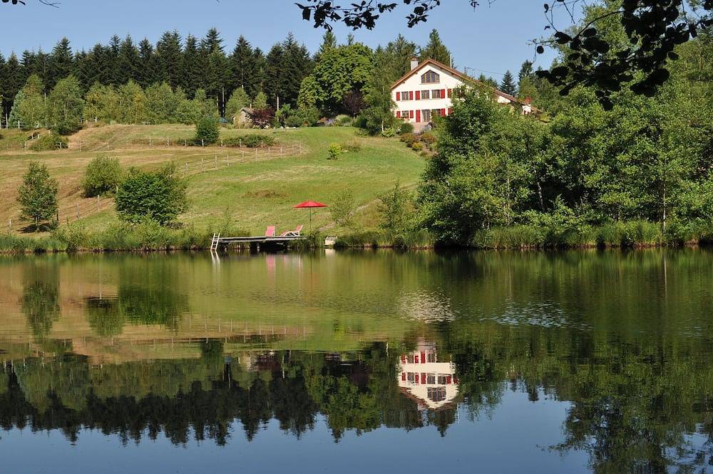 Appartement entier, Appartement Douglasie avec Etang privé au coeur de mille étang in Faucogney-et-la-Mer, Parc naturel régional des Ballons des Vosges