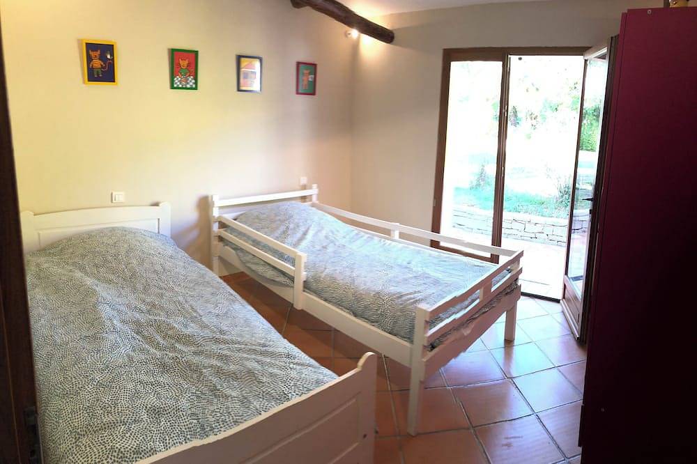 Property with swimming pool, garden and sports field. in Marseille, Marseille und Umgebung