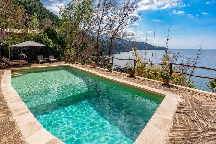 Paradijselijke villa aan zee aan de idyllische kust van Deià in Alconásser, Sóller