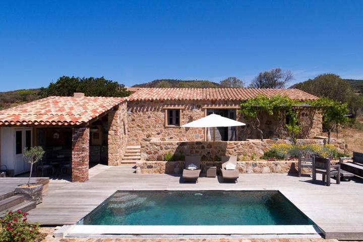 Villa für 4 Personen, mit Balkon und Whirlpool sowie Terrasse und Garten in Piana