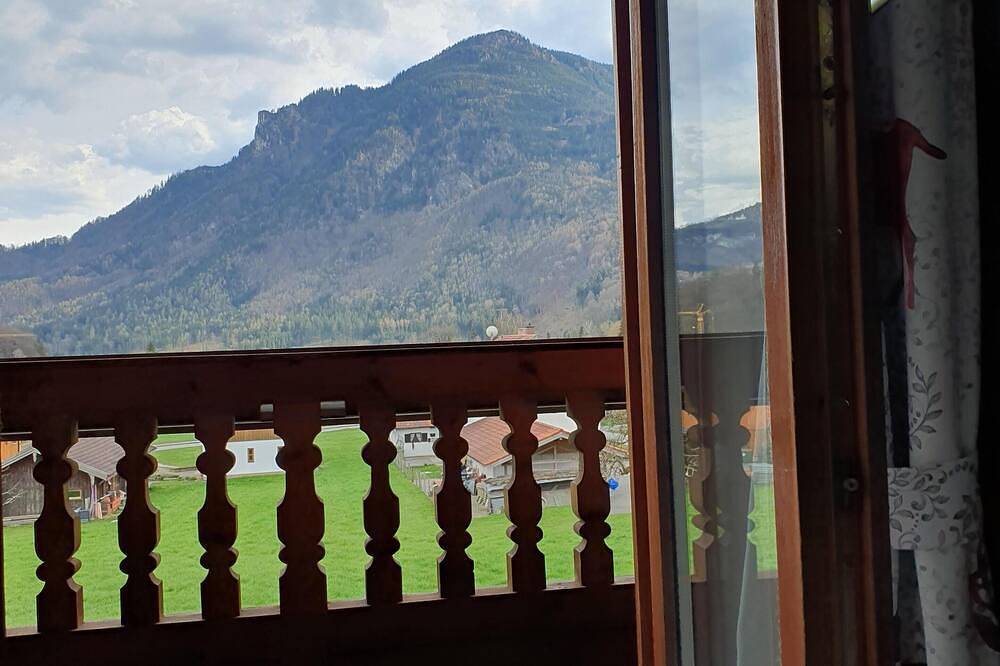 Ganze Wohnung, Helle Dachgeschosswohnung mit wunderschönem Blick auf die Berge in Wendelstein, Brannenburg