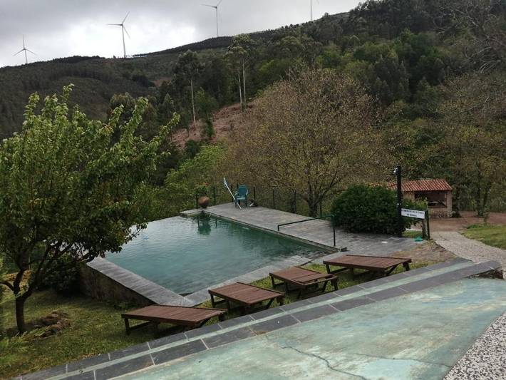 Aluguel de quarto para 2 pessoas, com terraço e piscina e ainda jardim na Serra da Lousã