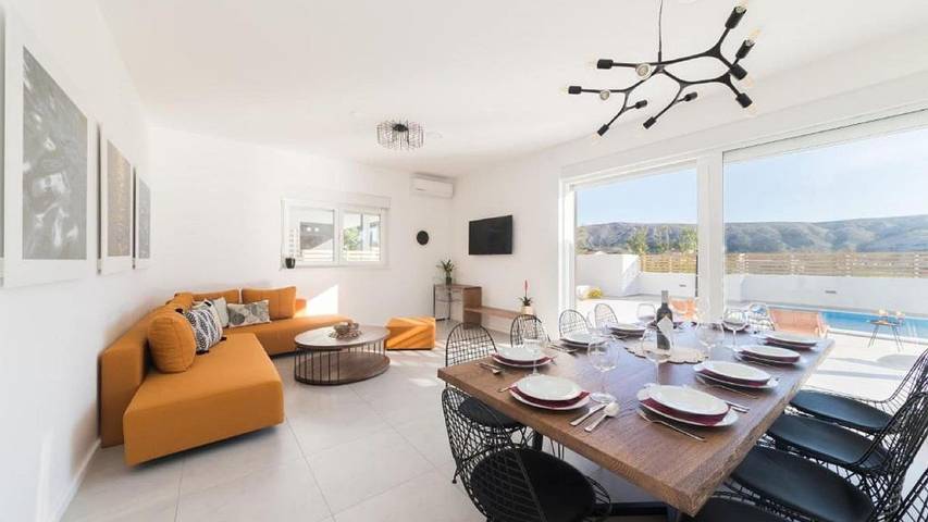 Ferienhaus für 11 Personen, mit Pool und Terrasse auf Pag