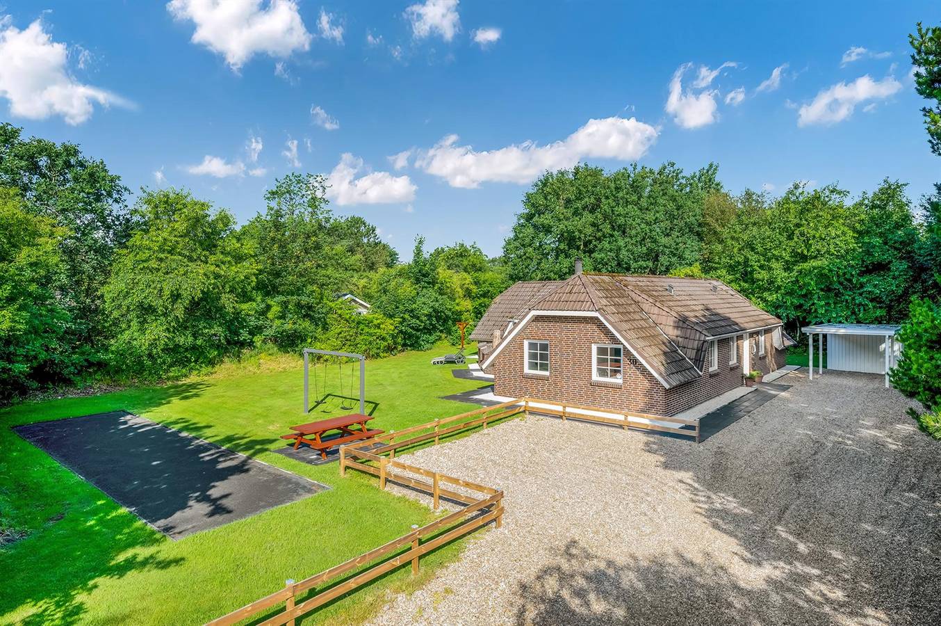 Stunning home in Oksbøl w/ 5 Bedrooms, Sauna and Indoor swimming pool in Jegum, Jegum Ferieland