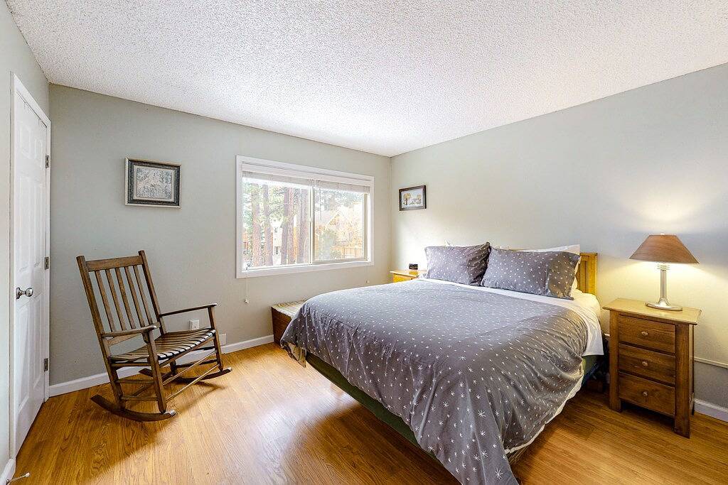 Two-Story Townhouse with an Updated Kitchen, Grill, & Free Wifi - Walk to Lake in Incline Village-Crystal Bay, Lake Tahoe