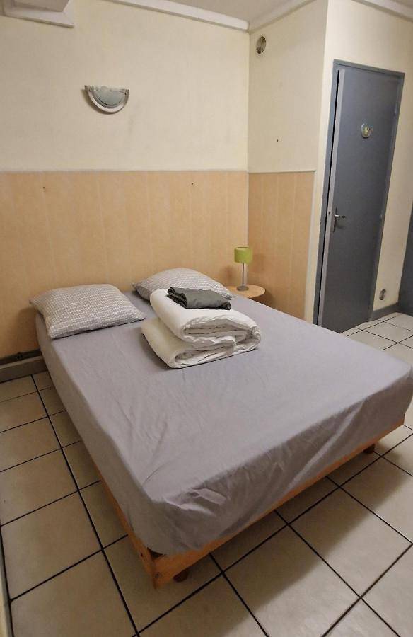 Appartement entier, One-Bedroom Apartment in Évaux-les-Bains, Région d'Aubussargues
