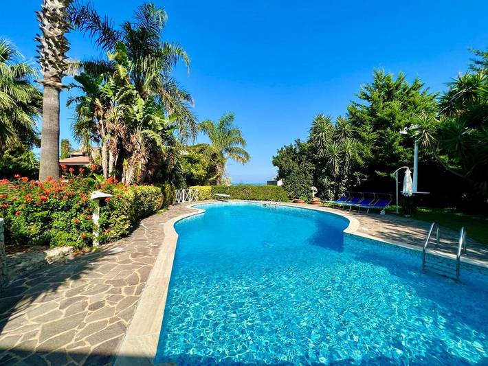 Casa vacanza per 10 persone, con Terrazza e Giardino nonché Piscina e Panorama a Carini