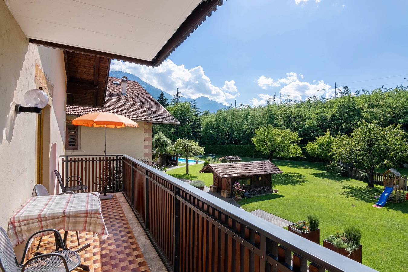 Ganze Wohnung, Ferienwohnung 'Residenz Schnatzhof Typ C6' mit Bergblick, Gemeinschaftspool und Wi-Fi in Schlanders, Nationalpark Stilfser Joch