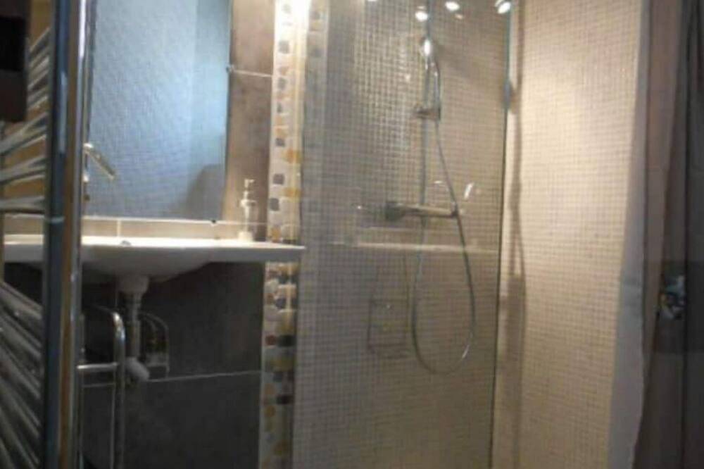 Gite avec jacuzzi privatif dans un mas provençal in Allègre-les-Fumades, Région d'Alès