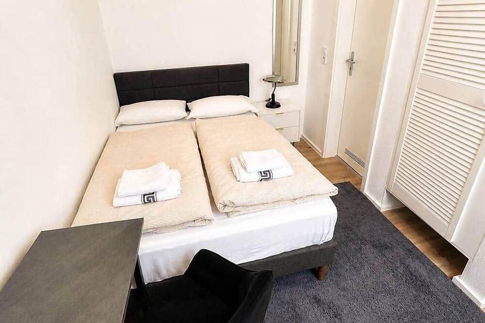 Bright room, workspace, and refrigerator. romm :14 in Wuppertal, Bergisches Land