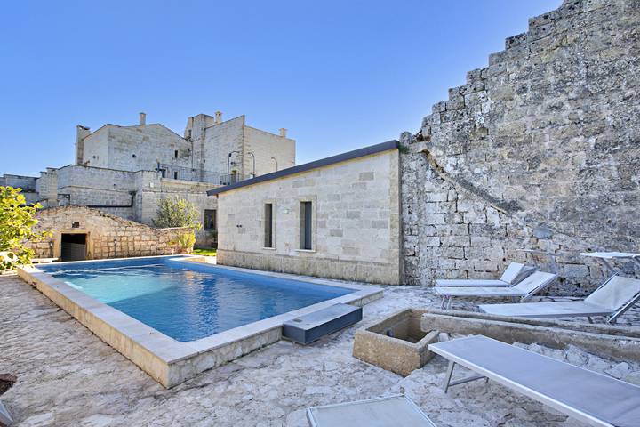 Hotel per 3 persone, con piscina, adatto a famiglie con bambini in Salento