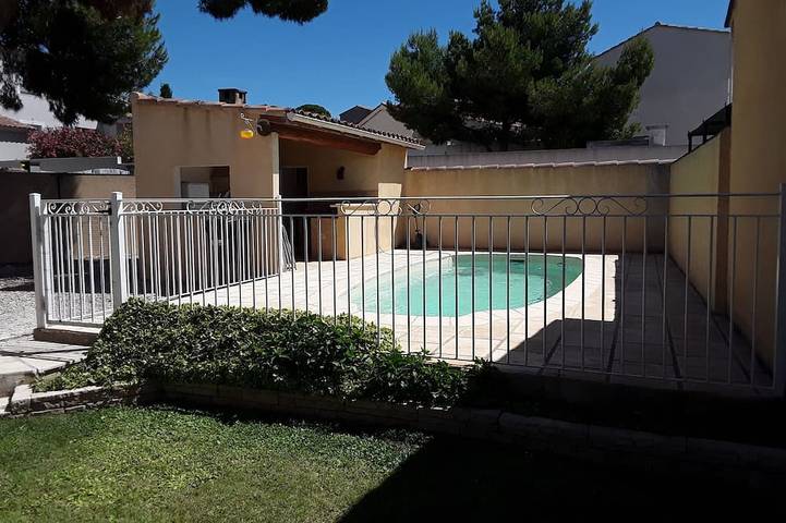 Location de vacances pour 6 personnes, avec terrasse et jardin à Vedène