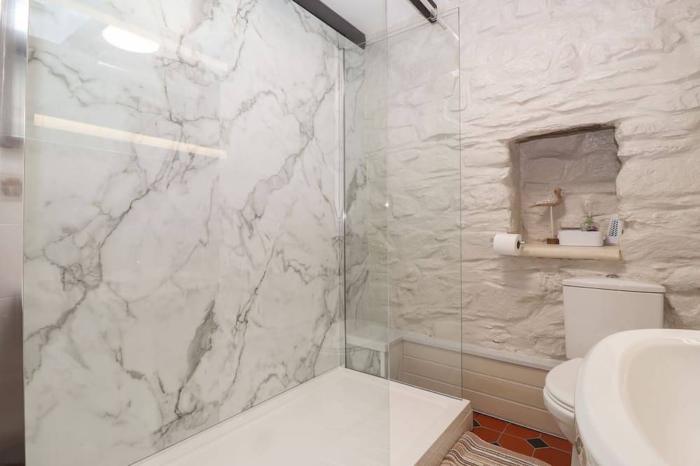 Bwthyn Alarch, family friendly, with hot tub in St Davids in Trefin, Pembrokeshire