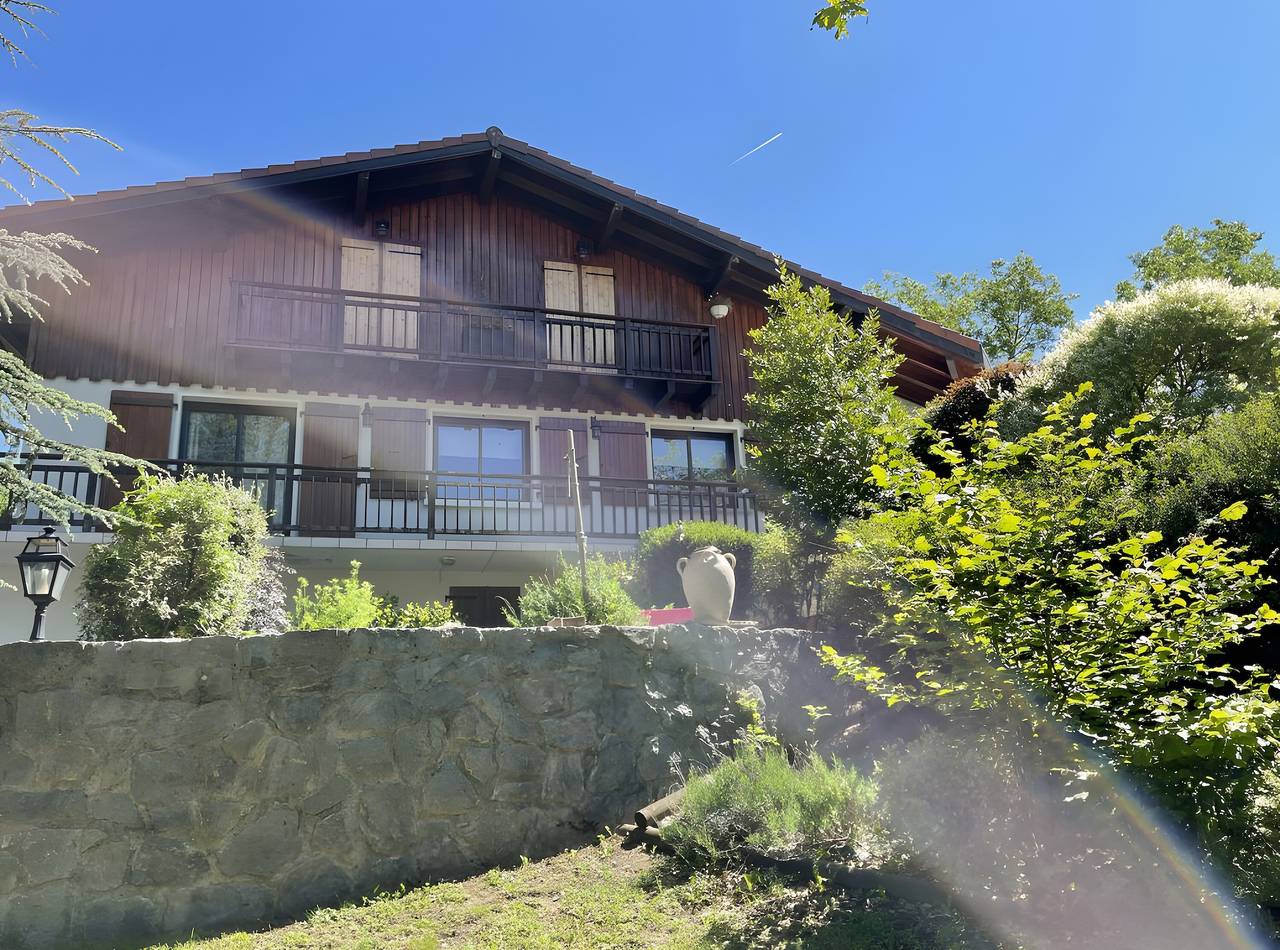 Chambre d’hôtes « Chambre Aventurine » avec vue montagne, piscine partagée et Wi-Fi in Fillière, Région d'Annecy