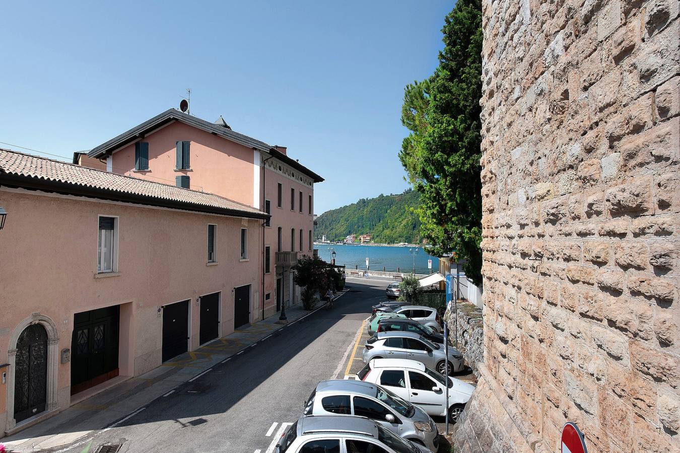 Entire apartment, Casa Maderno: steps from the Lake in Maderno, Toscolano-Maderno